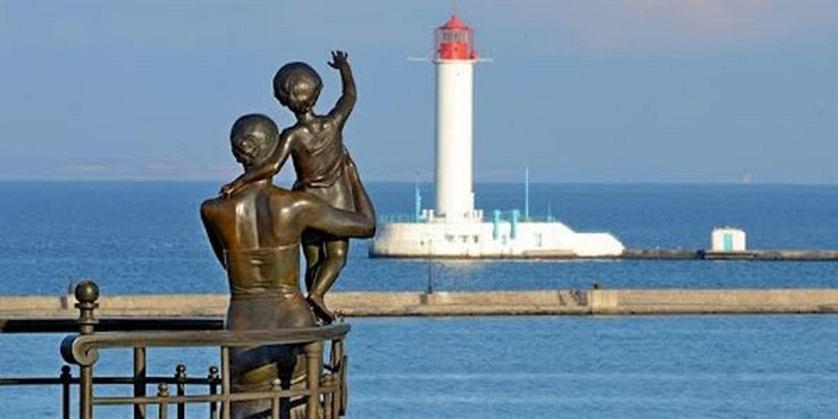 Статуя у морского порта Одесса