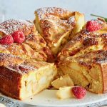 Шарлотка з яблуками: рецепт в духовці на кефірі